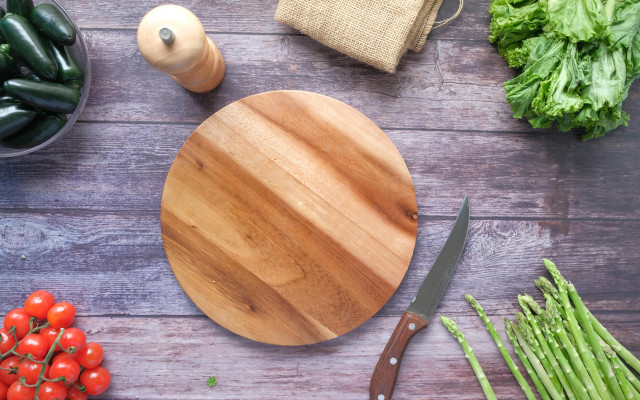 Plastic or wooden cutting boards? 12 to the test of bacterial contamination